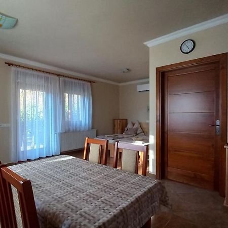 Nefelejcs Fagyizo Es Apartmanhaz Kistolmacs Exterior photo