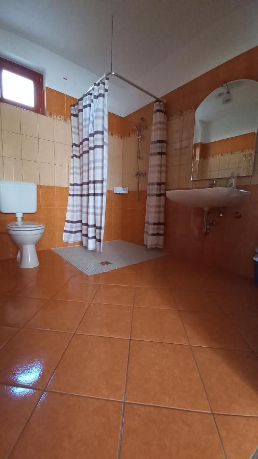Nefelejcs Fagyizo Es Apartmanhaz Kistolmacs Exterior photo