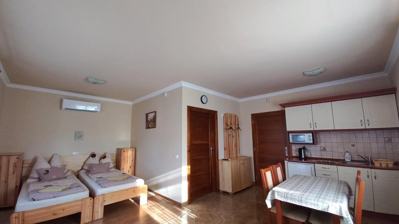 Nefelejcs Fagyizo Es Apartmanhaz Kistolmacs Exterior photo