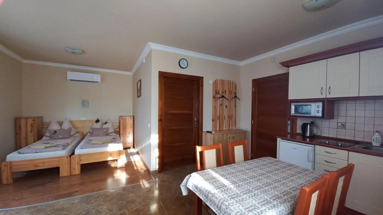 Nefelejcs Fagyizo Es Apartmanhaz Kistolmacs Exterior photo