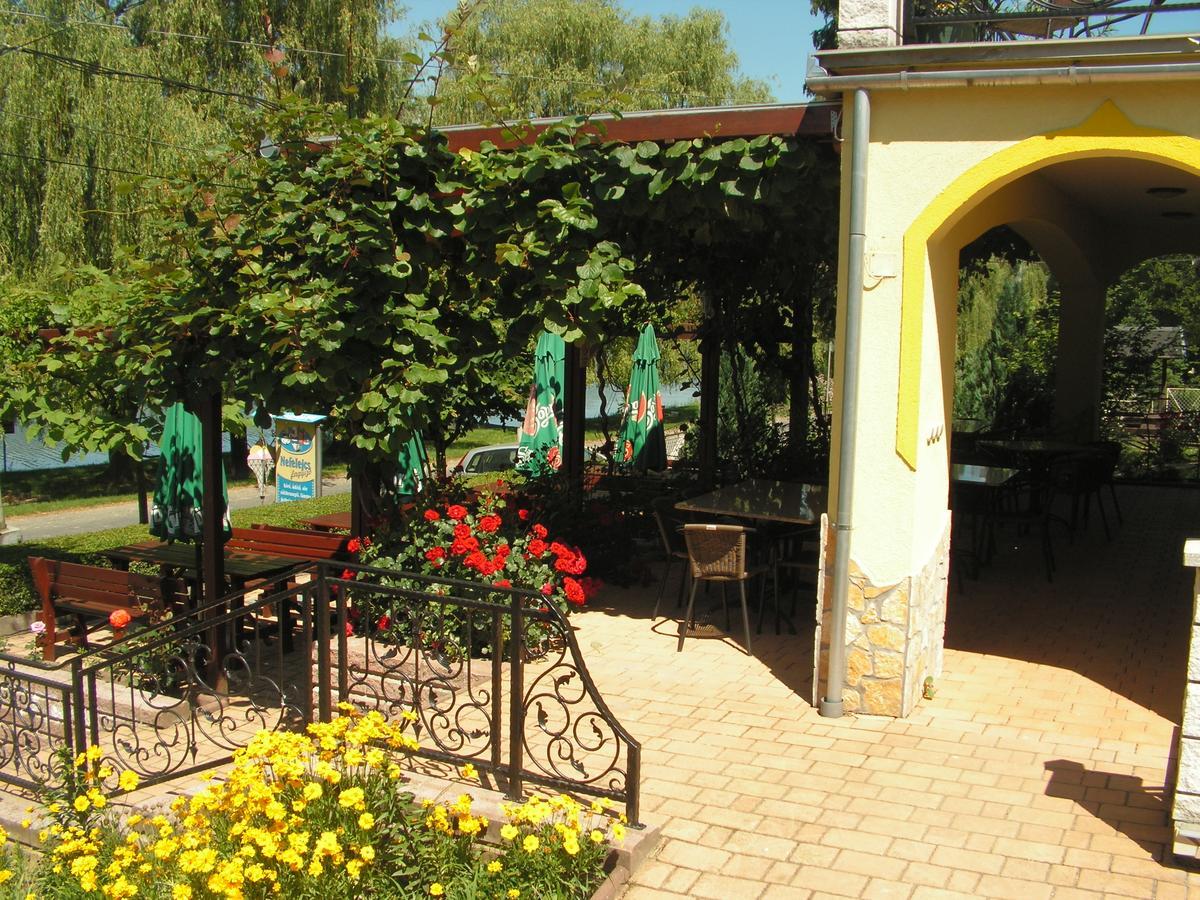 Nefelejcs Fagyizo Es Apartmanhaz Kistolmacs Exterior photo