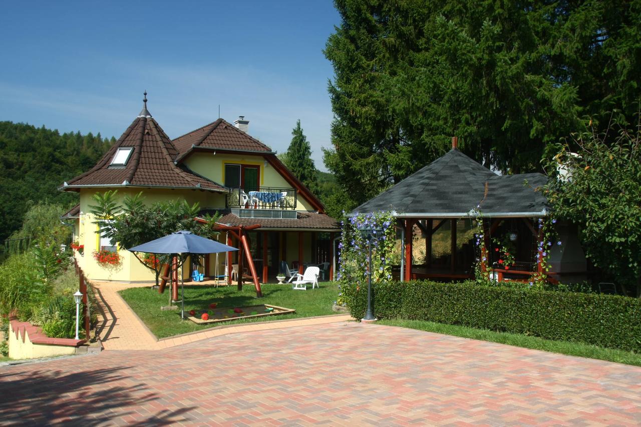 Nefelejcs Fagyizo Es Apartmanhaz Kistolmacs Exterior photo