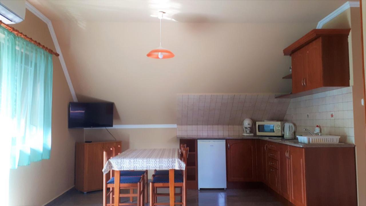 Nefelejcs Fagyizo Es Apartmanhaz Kistolmacs Exterior photo