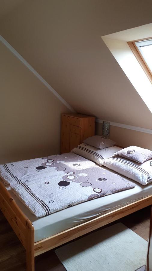 Nefelejcs Fagyizo Es Apartmanhaz Kistolmacs Exterior photo