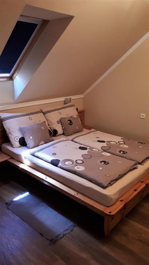 Nefelejcs Fagyizo Es Apartmanhaz Kistolmacs Exterior photo