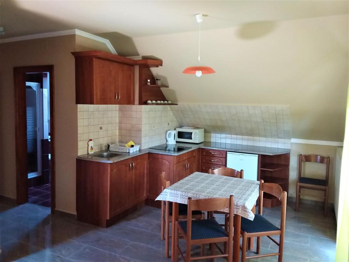 Nefelejcs Fagyizo Es Apartmanhaz Kistolmacs Exterior photo