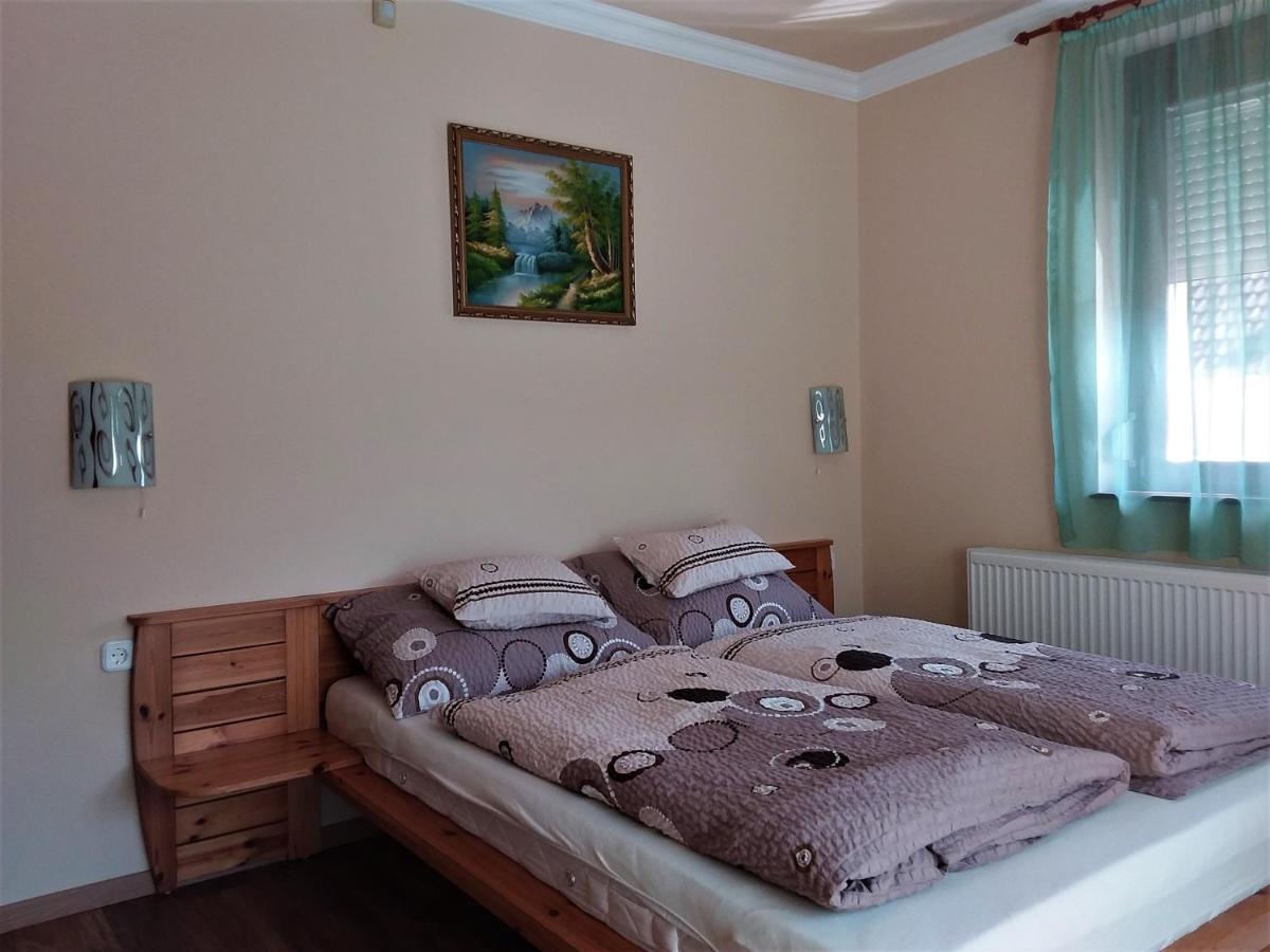 Nefelejcs Fagyizo Es Apartmanhaz Kistolmacs Exterior photo