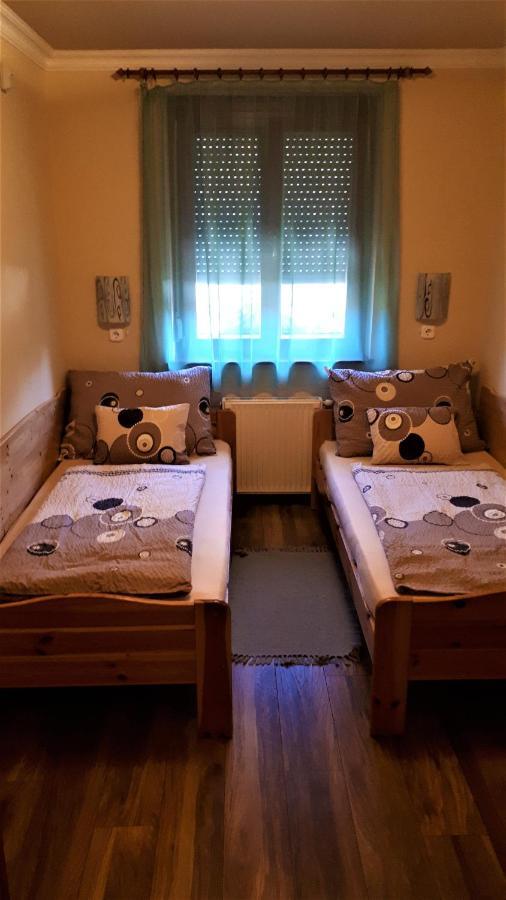 Nefelejcs Fagyizo Es Apartmanhaz Kistolmacs Exterior photo