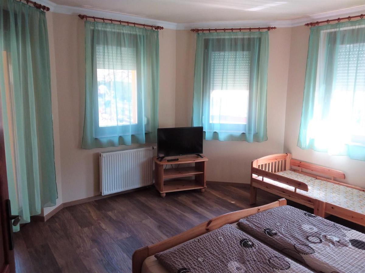 Nefelejcs Fagyizo Es Apartmanhaz Kistolmacs Exterior photo