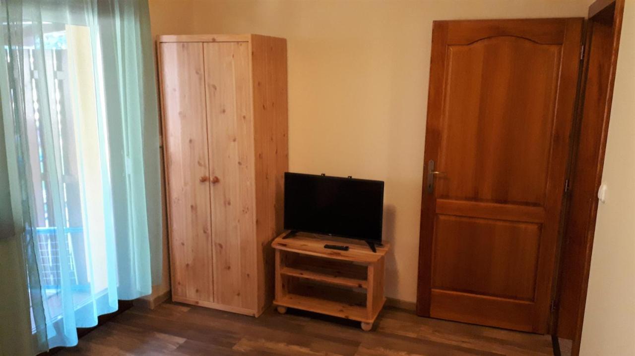 Nefelejcs Fagyizo Es Apartmanhaz Kistolmacs Exterior photo