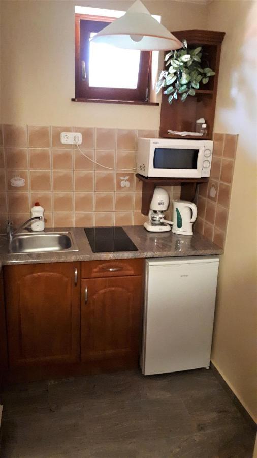 Nefelejcs Fagyizo Es Apartmanhaz Kistolmacs Exterior photo